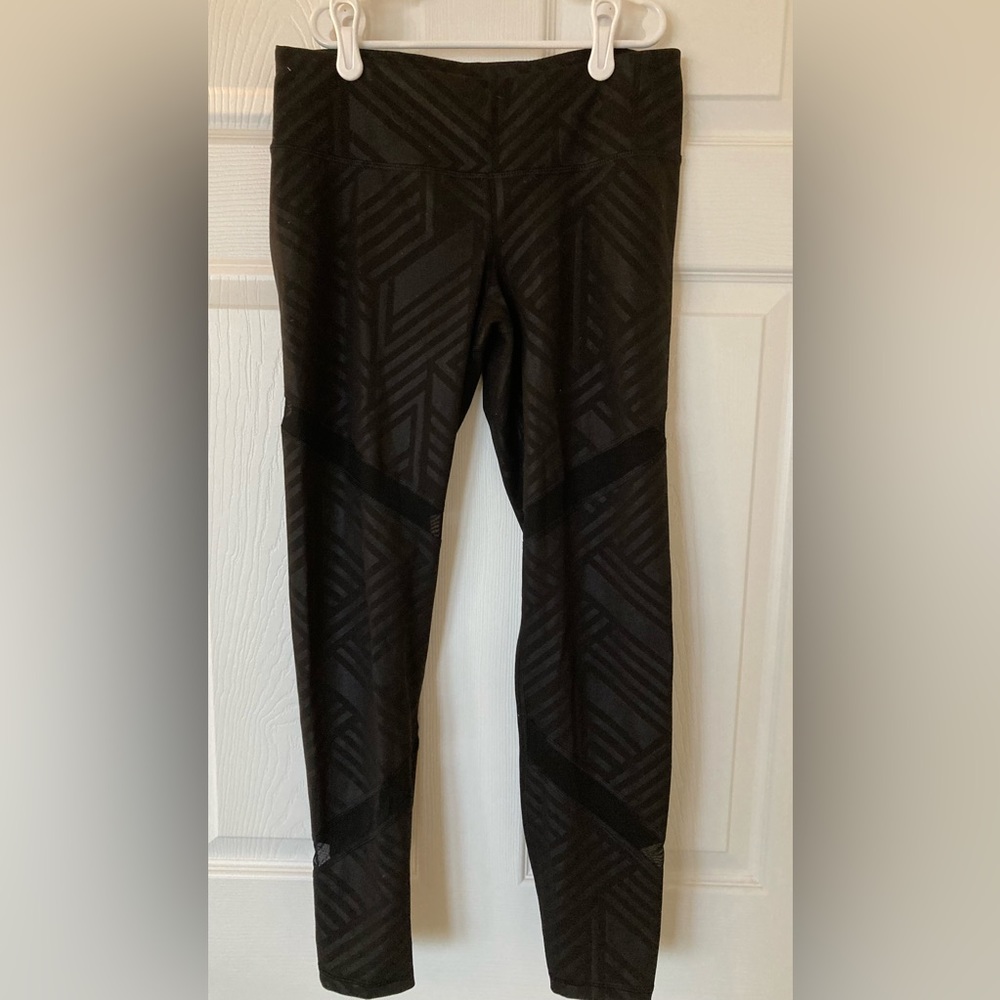 Old Navy active black athletic leggings with design and mesh inserts Size M